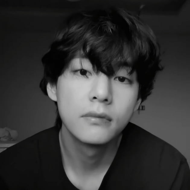 방탄소년단 뷔,아시아 최초 1700만 '좋아요' 게시물 3개...' 매혹적인 흑백영상 핫 인기'