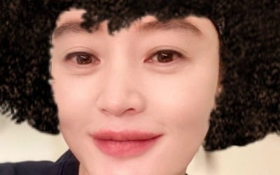 김혜수, 파격 변신 근황…폭탄머리 무슨 일? [TEN★]