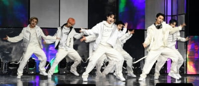 [TEN 포토] 엔하이픈 '칼군무 퍼포먼스'