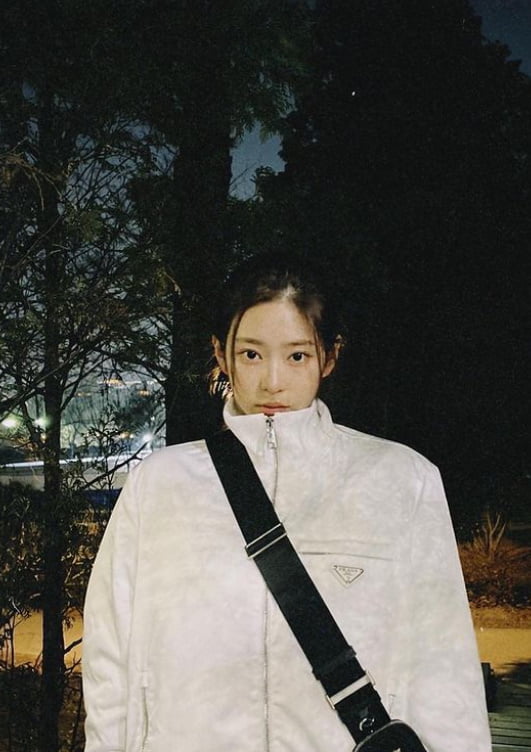 김민주, 명품 P사 트랙재킷 입고 동네 한바퀴…막 찍어도 빛나네 [TEN★]