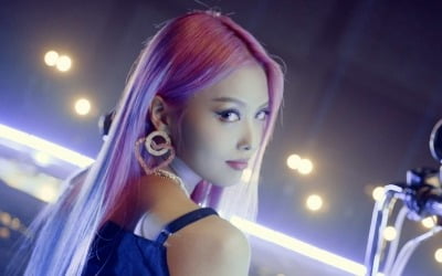 모모랜드, 이색적인 매력…펑키·섹시 그 자체