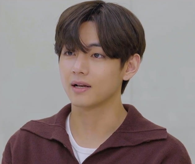 방탄소년단 뷔, "아미 위해 만든" 보스턴 백 & 브로치 " 출시 전부터 인기 폭발...품절 예약