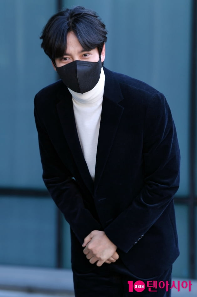[TEN 포토] 김남길 '오랜만에 인사드려요'