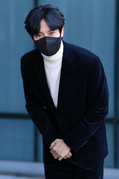 [TEN 포토] 김남길 '오랜만에 인사드려요'