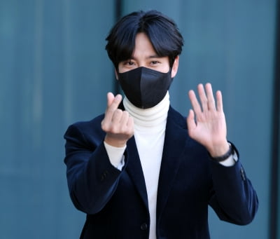 [TEN 포토] 김남길 '마음이 급해서 두 손 동시에'