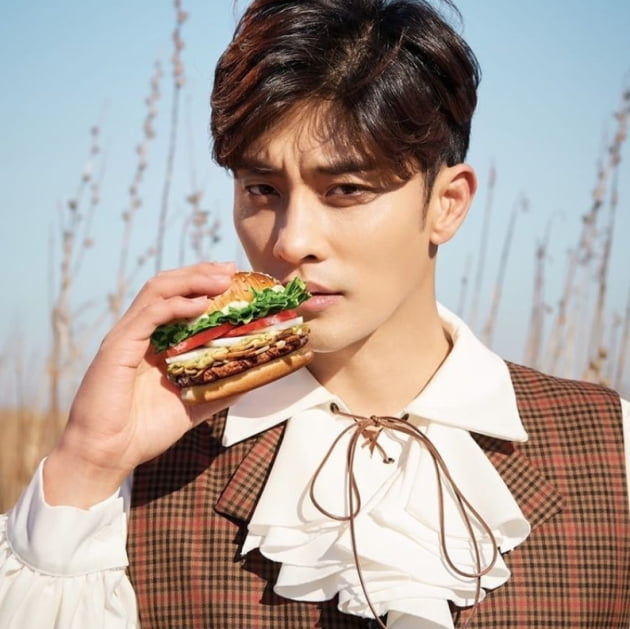 성훈, 대식가 햄버거 하나로 될까?...먹방계의 블루칩 열일중[TEN★]