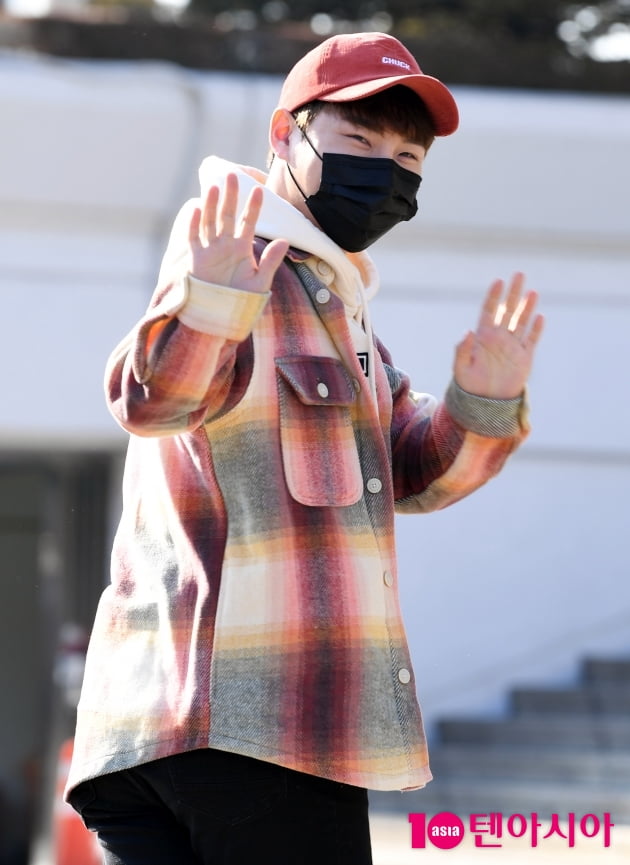 [TEN 포토] 박서진 '햇빛도 질투하는 외모'