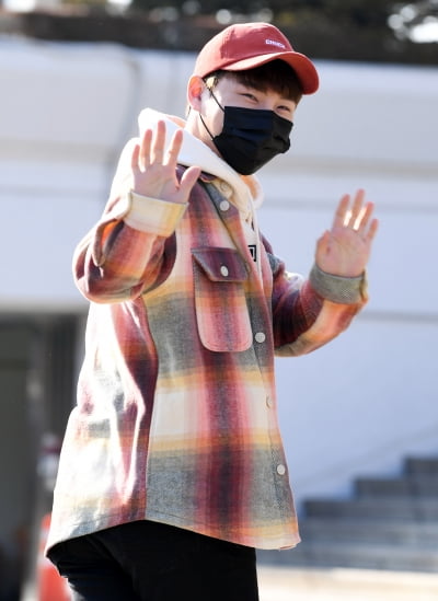 [TEN 포토] 박서진 '햇빛도 질투하는 외모'