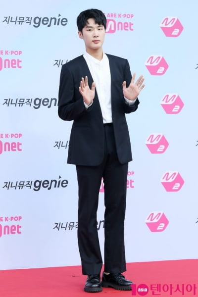 [TEN피플]'학폭' 김동희, 손바닥으로 가리지 못한 진실