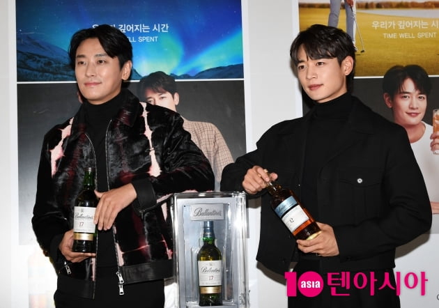[TEN 포토] 주지훈-샤이니 민호 '살면서 한 번은 말 걸어보고 싶은 잘생김'