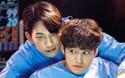 '고스트 닥터' 정지훈X김범, '바디 공유' 합동 수술 포스터