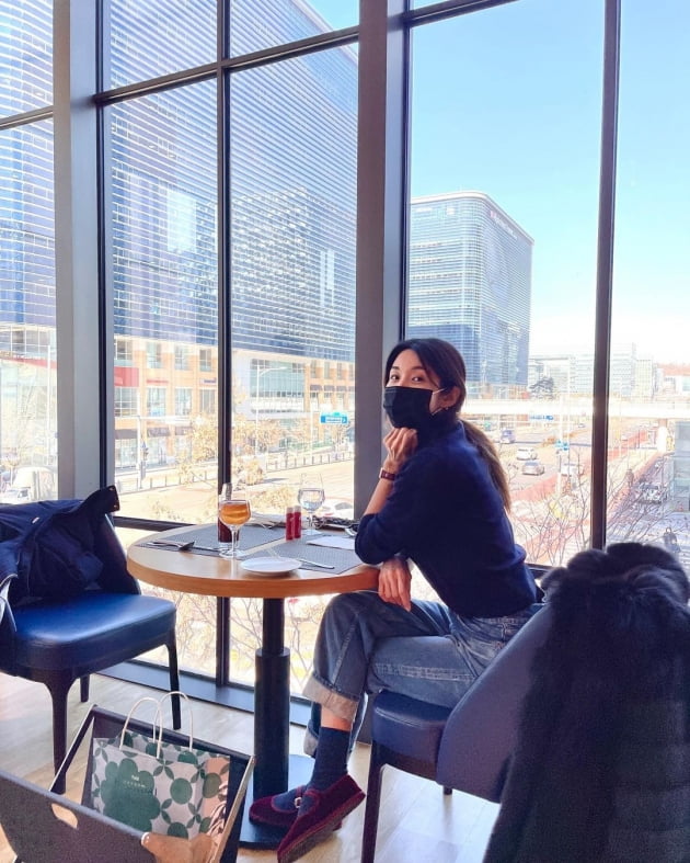 '연하 사업가♥' 김빈우, 퍼재킷 입고 판교 신상 호텔에서 "짝꿍이랑 런치, 행복" [TEN★]