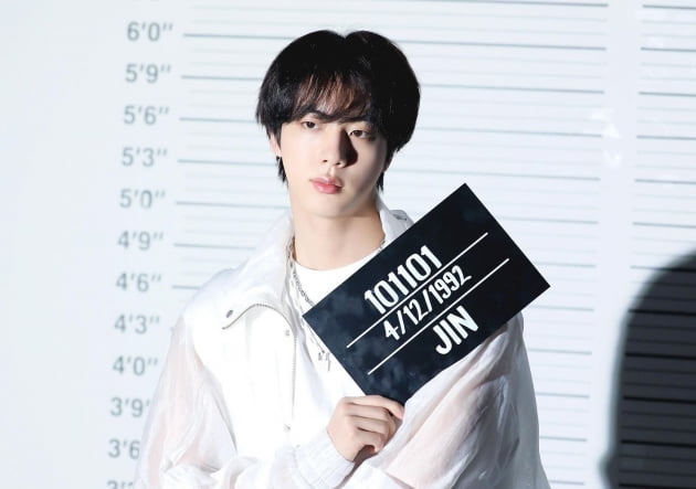 美 매체 "방탄소년단 진, 8년차 가수의 팔색조 슈퍼스타 매력"