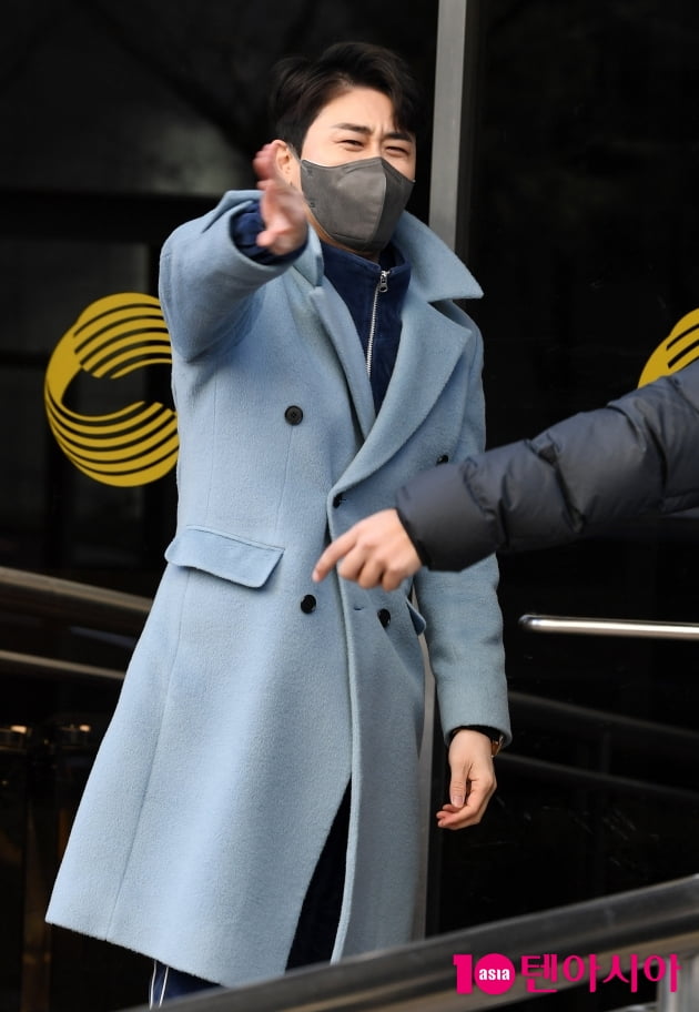 [TEN 포토] 영탁 '추워요 빨리 들어가요~'