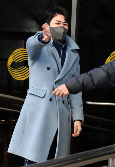 [TEN 포토] 영탁 '추워요 빨리 들어가요~'