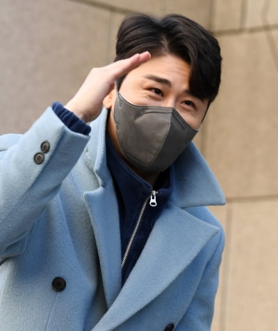 [TEN 포토] 영탁 '스윗한 거수경례'
