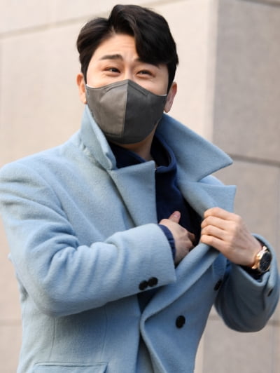 [TEN 포토] 영탁 '따뜻하게 입었어요'