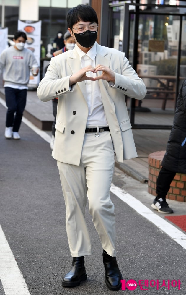 [TEN 포토] 안성준 '하트 뿌려요'