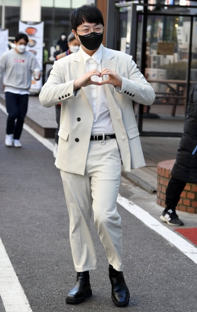 [TEN 포토] 안성준 '하트 뿌려요'