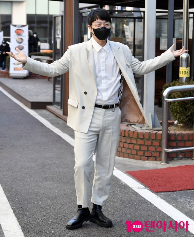 [TEN 포토] 안성준 '한파에도 포즈는 멋지게'