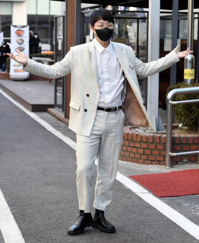 [TEN 포토] 안성준 '한파에도 포즈는 멋지게'