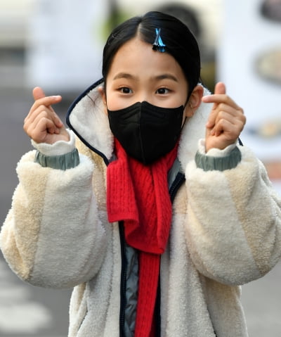 [TEN 포토] 김태연 '추위에 하트도...'