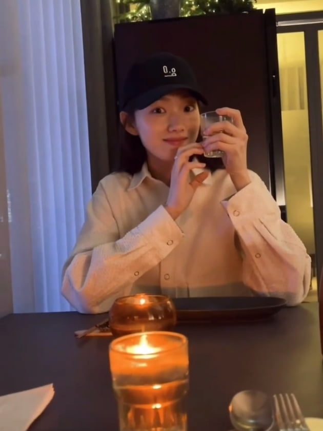 이성경, 촛불에 더해진 미모...날마다 이뻐져요[TEN★]