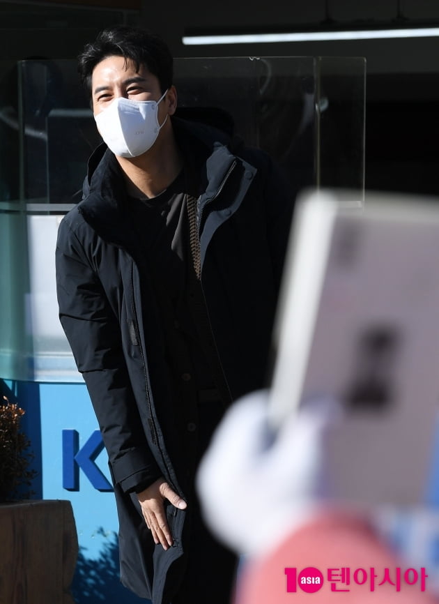 [TEN 포토] 장민호 '불금에도 기분 좋아지는 미소'