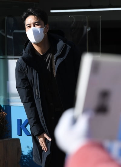 [TEN 포토] 장민호 '불금에도 기분 좋아지는 미소'