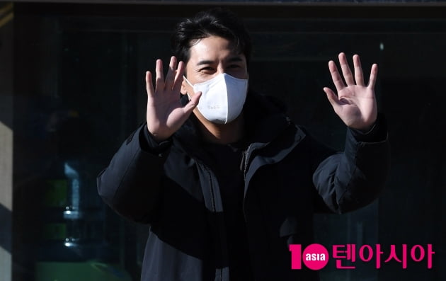 [TEN 포토] 장민호 '마초남의 멋진인사'