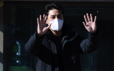 [TEN 포토] 장민호 '마초남의 멋진인사'