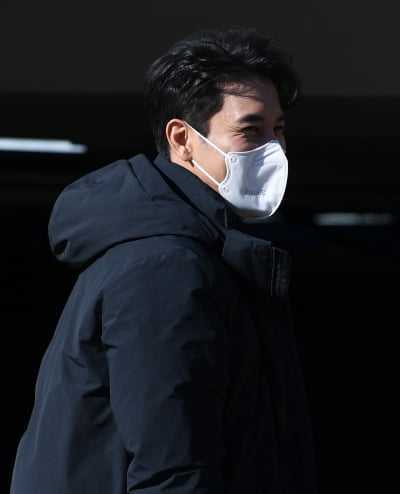 [TEN 포토] 장민호 '샤프한 옆선+눈 웃음은 덤'