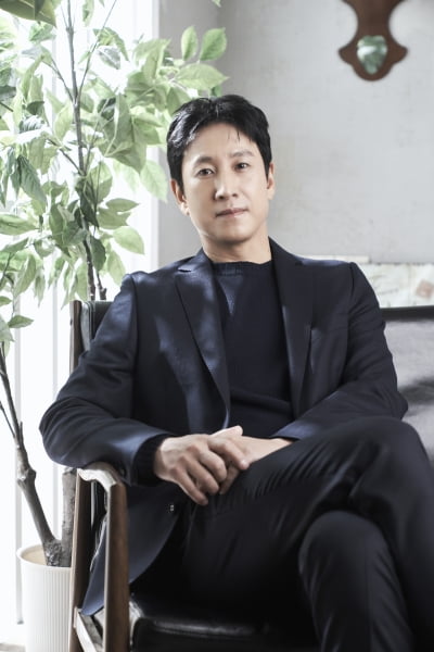 '킹메이커' 이선균 "대선 앞두고 개봉, 의도한 것 아냐…정치색·편견 갖지 말길" [인터뷰②]
