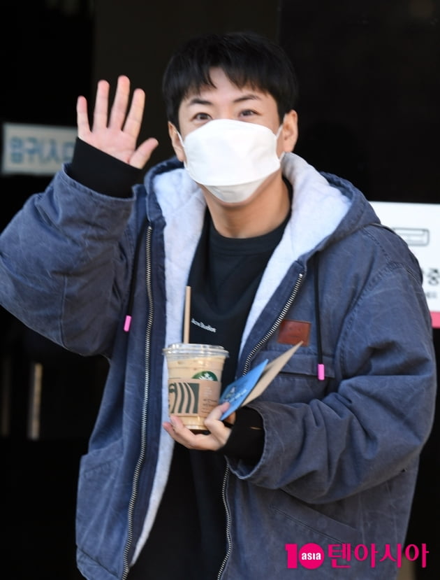 [TEN 포토] 양세찬 '한파에도 아이스라떼'