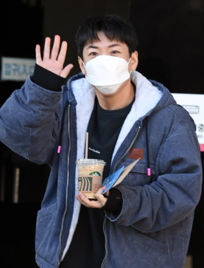 [TEN 포토] 양세찬 '한파에도 아이스라떼'