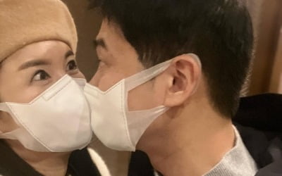 장영란♥한창, 마스크 쓴 채 진한 키스 "불금, 배달 음식과 와인이면 끝" [TEN★]
