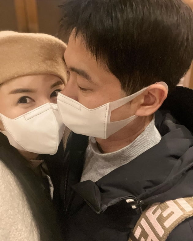 장영란♥한창, 마스크 쓴 채 진한 키스 "불금, 배달 음식과 와인이면 끝" [TEN★]
