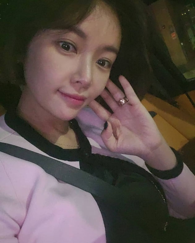 '이영돈♥' 황정음, 손가락 한 마디에 꽉 차는 굵은 금반지…주체 못하는 입꼬리 [TEN★]
