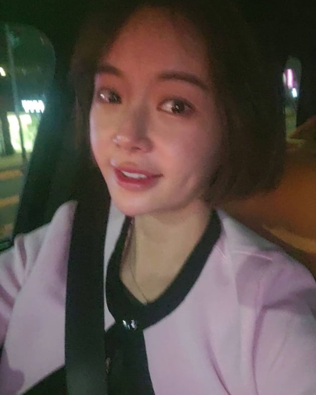 '이영돈♥' 황정음, 손가락 한 마디에 꽉 차는 굵은 금반지…주체 못하는 입꼬리 [TEN★]