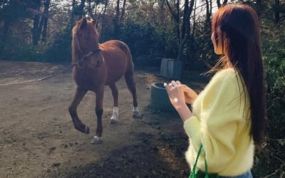 '박성광♥' 이솔이, 제주 말도 "아이컨택"하게 한 자태…감귤 주머니 들고 상큼美 [TEN★]