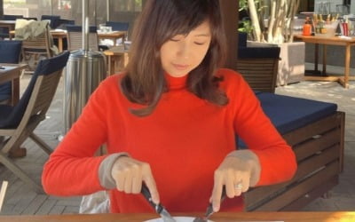 '홍콩 부촌댁' 강수정, 랍스터 썰기에 딱 좋은 빨간 니트…5성급호텔 뷔페 만찬 [TEN★]