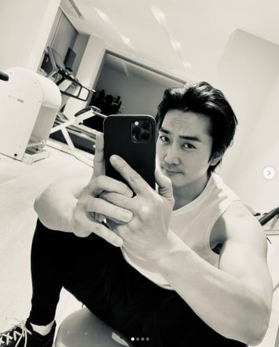 송승헌, 반사판 없이도 빛나는 마초남...성난 근육 47세 맞어?[TEN★]
