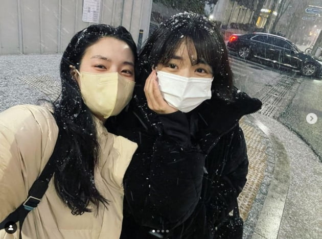 박주현x채수빈, 이쁜애 옆에 또 이쁜애...함박눈도 질투하는 미모[TEN★]