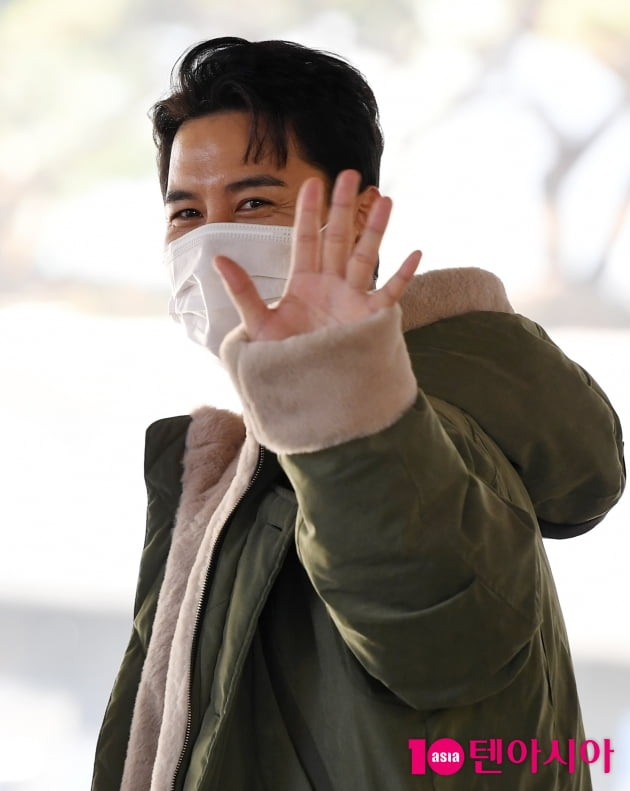 [TEN 포토] 장민호 '뒤돌아보면 심쿵'