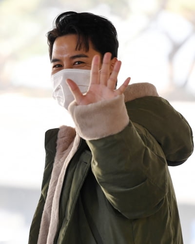 [TEN 포토] 장민호 '뒤돌아보면 심쿵'