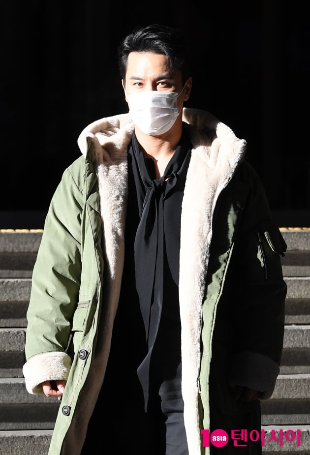 [TEN 포토] 장민호 '햇살마저 흡수하는 상남자'