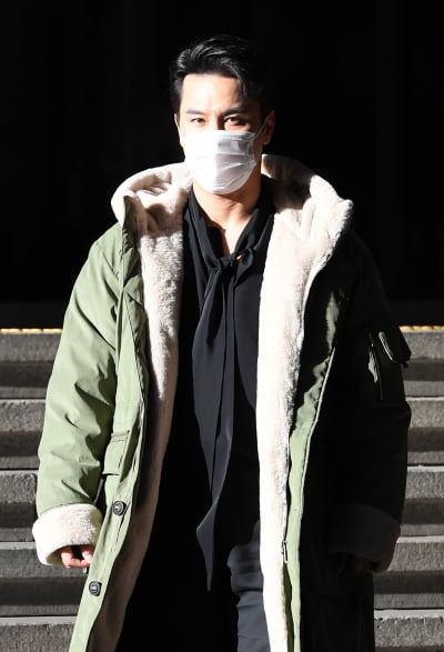 [TEN 포토] 장민호 '햇살마저 흡수하는 상남자'
