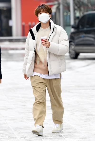 [TEN 포토] 정세운 '눈 오는날 커피 한잔의 여유'