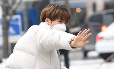 [TEN 포토] 정세운 '라디오 마치고 퇴근해요'
