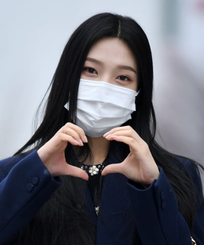 [TEN 포토] 레드벨벳 조이 '♥크러쉬한테 보내는 하트'